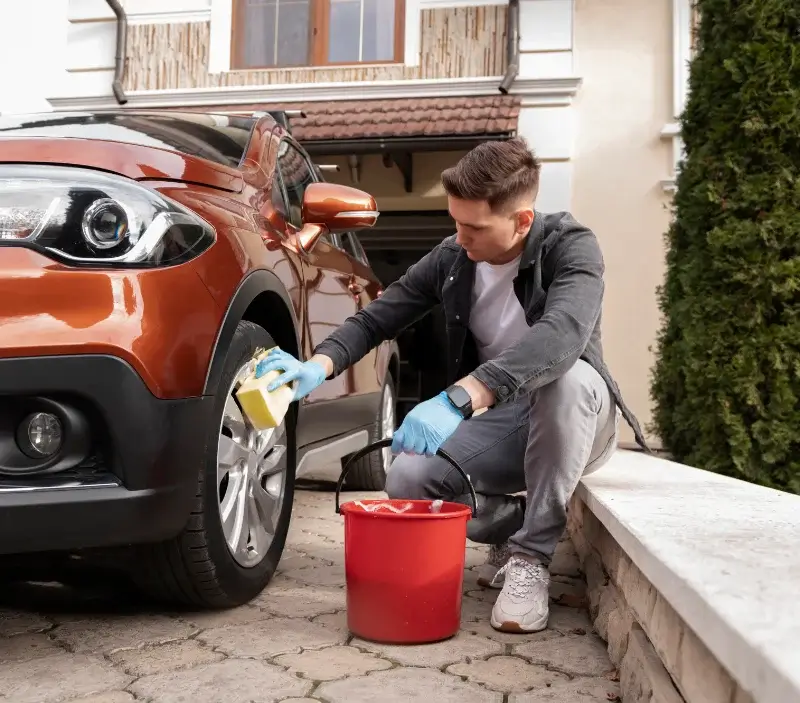 Lavage auto à domicile Lanzac : professionnel intervenant sur un véhicule